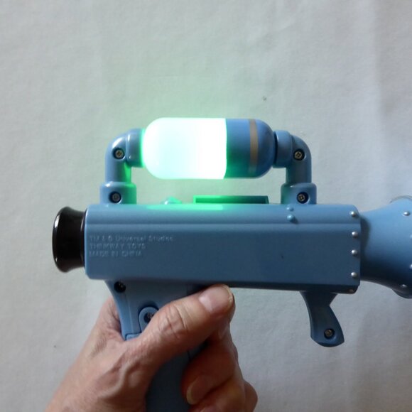 THINKWAY TOYS 9” DESPICABLE ME MINIONS FART BLASTER LIGHT & SOUND GUN (WORKING) - Picture 9 of 9